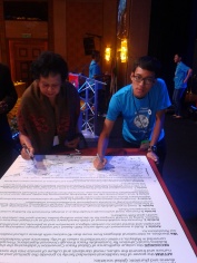 Menandatangani Kesepakatan Perdamaian Dunia pada acara GPC Malaysia